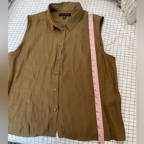 Sleeveless button up - Picture 5 of 6